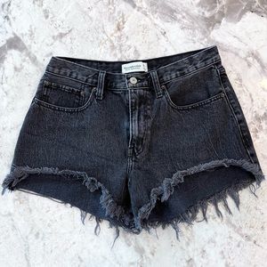 Abercrombie & Fitch Curve Love “High Rise Mom Short - size 28 in color Black